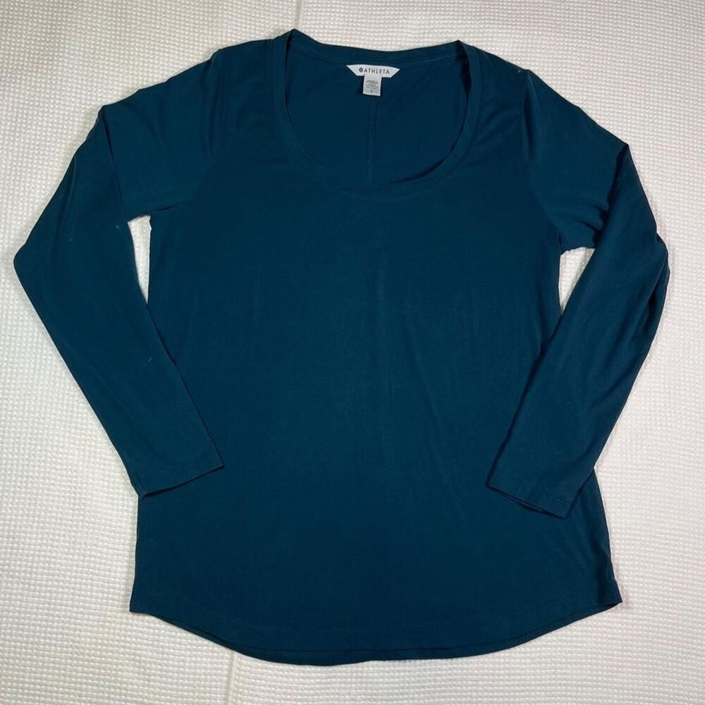 Size small Blue Athleta long sleeve top in blue